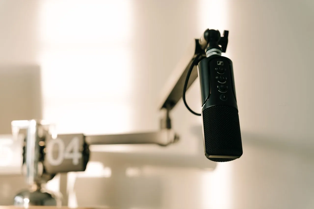 Podcasts como dispositivos de reconocimiento: hacia una educación antifascista que escuche y resista con la juventud